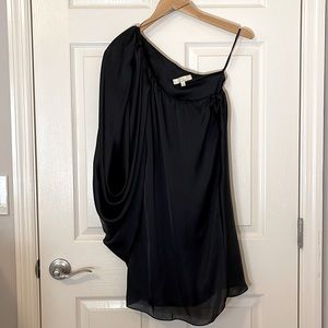 One shoulder chic black dress.
